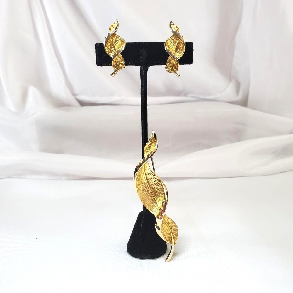 Vintage Coro Brushed Gold-Tone Leaf Brooch & Clip-On Earrings Jewelry Set - Picture 3 of 14